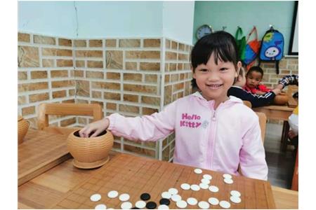 抱著手機打游戲，不如報個圍棋課！